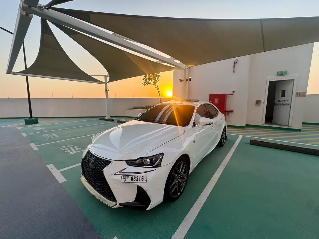 Lexus IS-Series, 2017 — купить с доставкой из ОАЭ