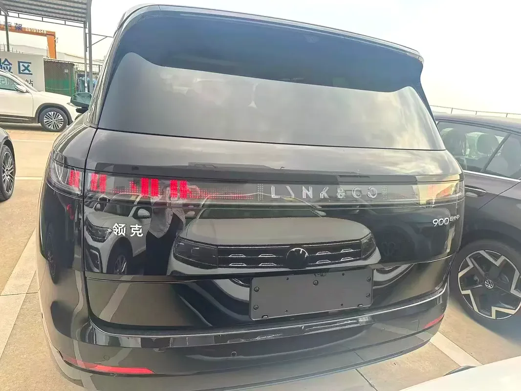 Lynk & Co 900