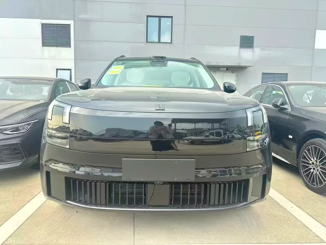 Lynk & Co 900