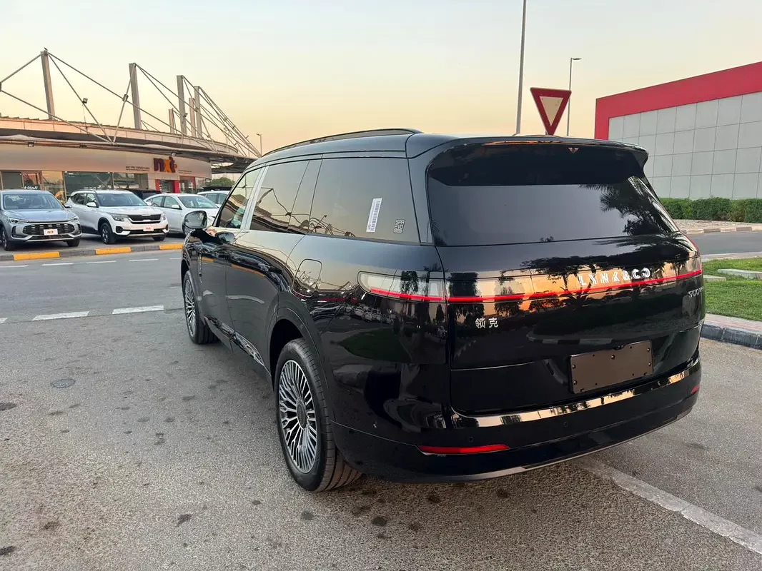 Lynk & Co 900