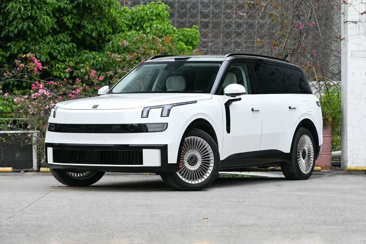 Lynk & Co 900