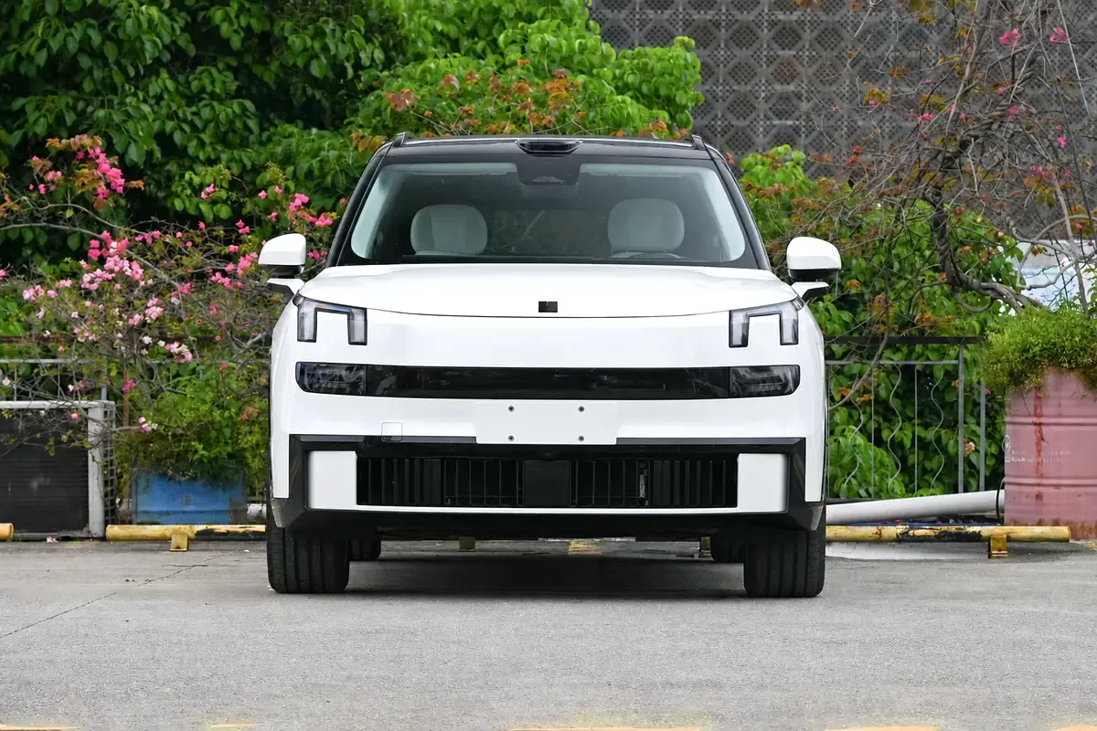 Lynk & Co 900