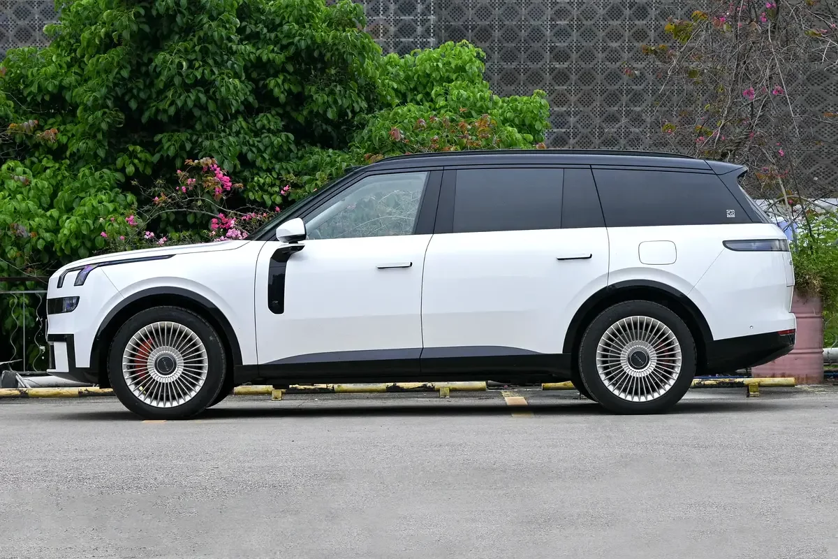Lynk & Co 900