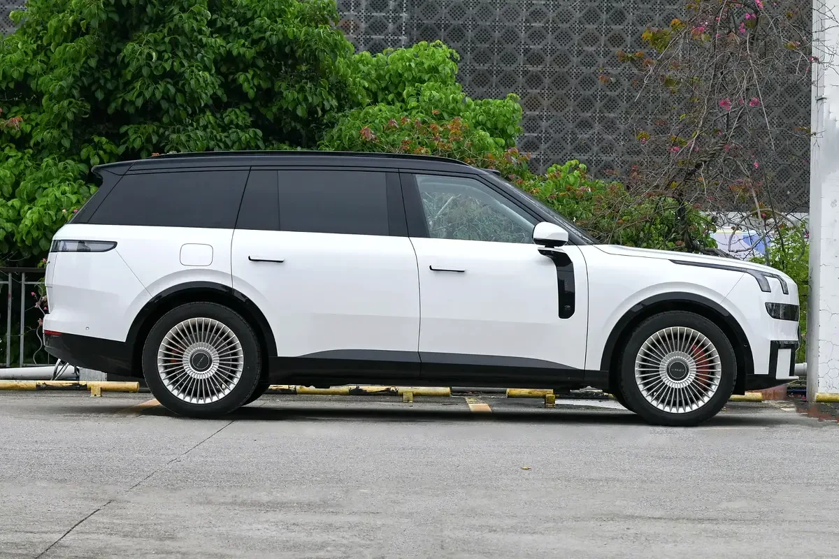 Lynk & Co 900